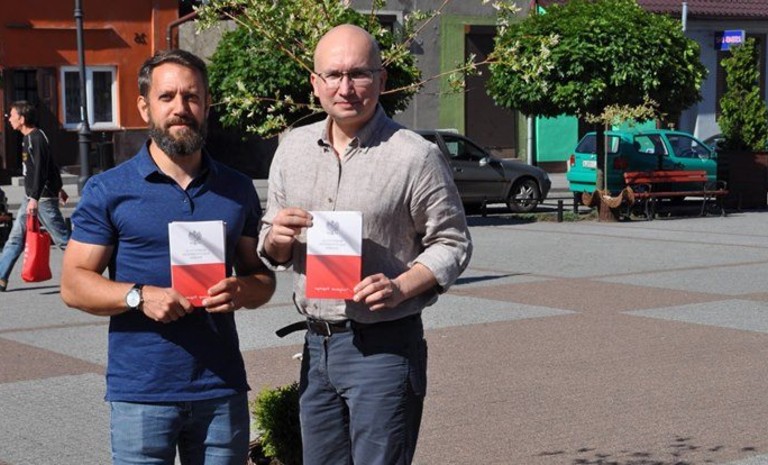 W Lipnie działacze SLD rozdawali obowiązującą Konstytucję RP.